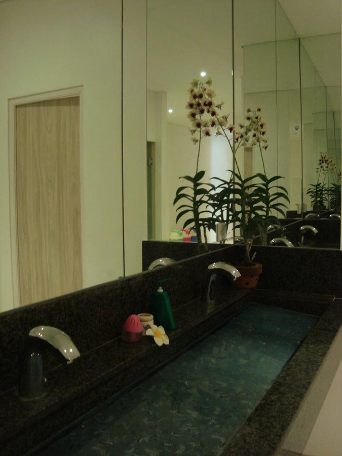 Bali Caps Hostel กูตา ภายนอก รูปภาพ